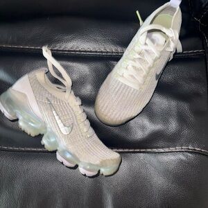 Nike VaporMax Flyknit in Cream and White and light purple